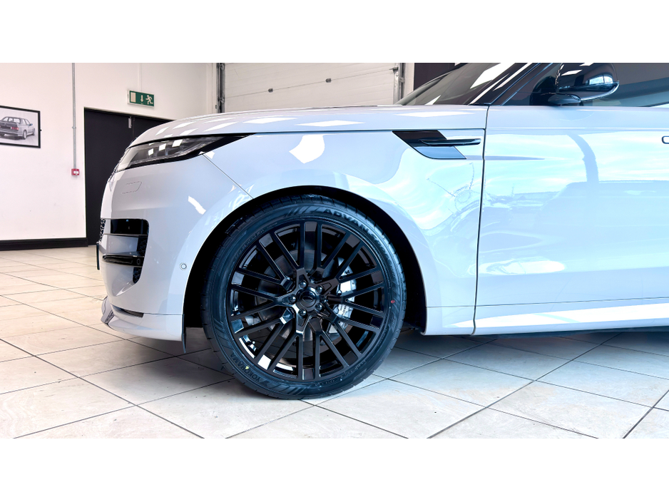 2025 Land Rover Range Rover - image 5