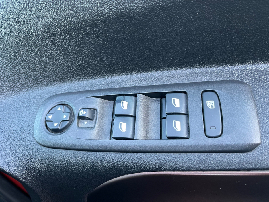 2020 Peugeot Rifter - image 23