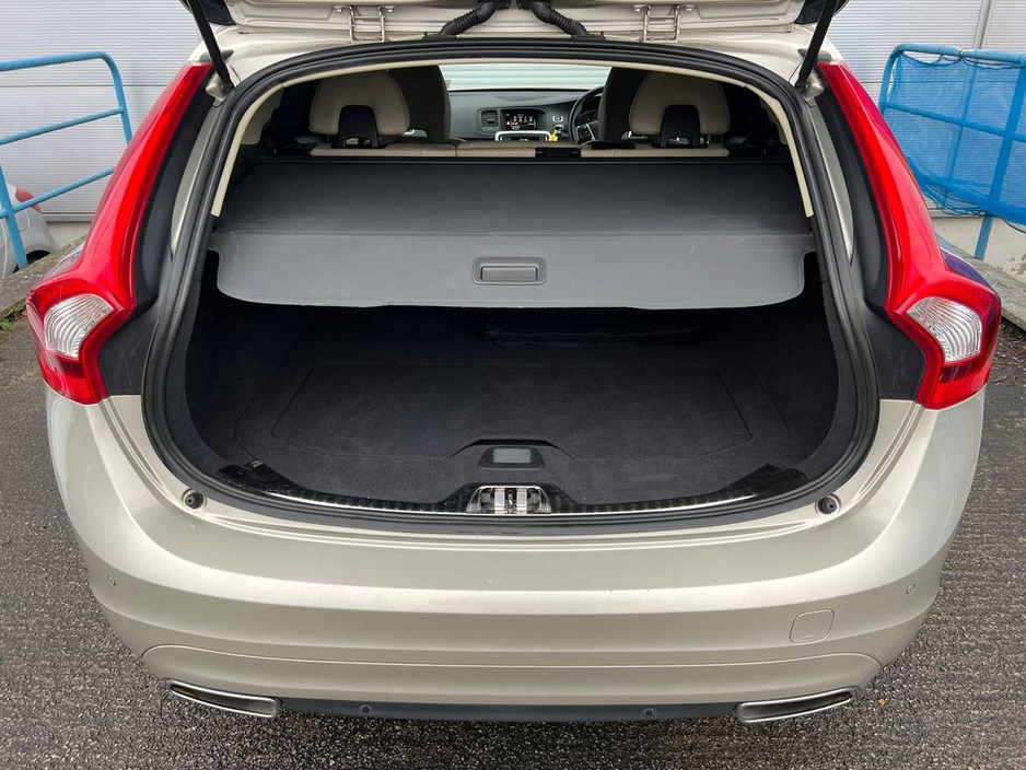2017 Volvo V60 - image 15