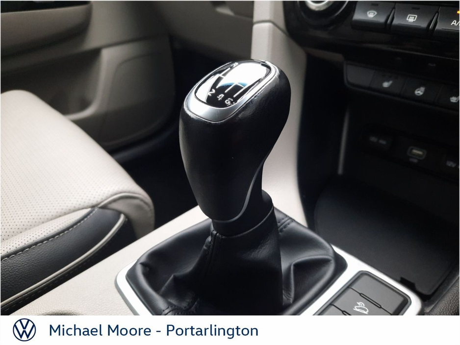 2015 Toyota Yaris - image 25