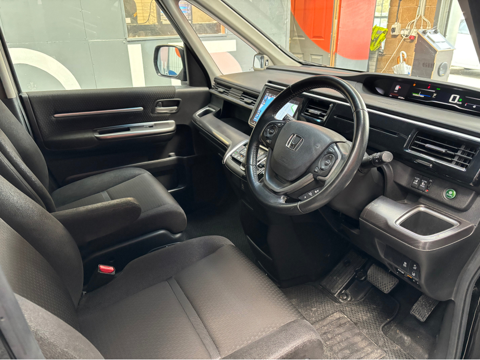 2021 Honda Stepwagon - image 10