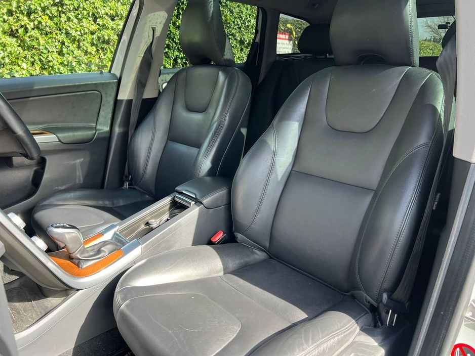 2017 Volvo XC60 - image 8