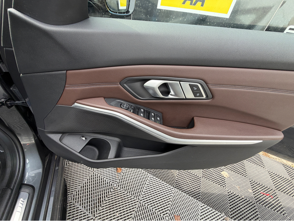 2021 BMW 3 Series - image 26