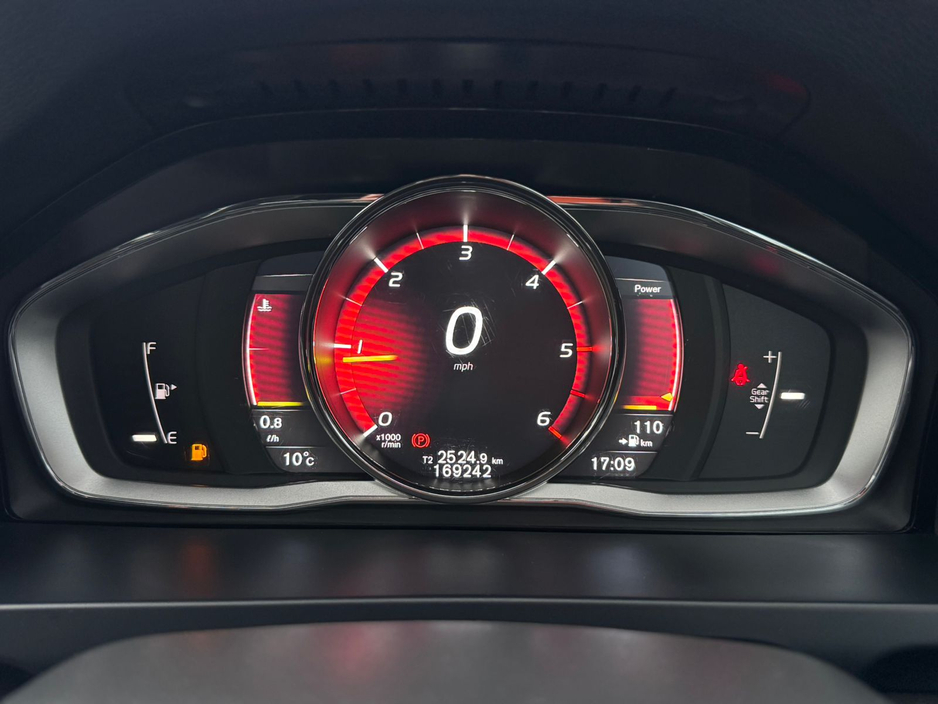 2016 Volvo V60 - image 24