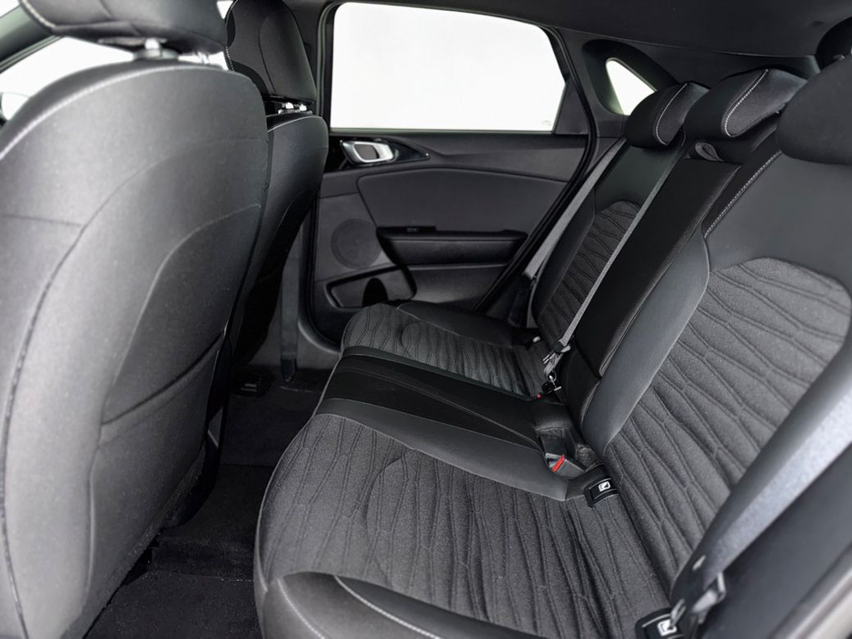 2025 Kia Ceed - image 4