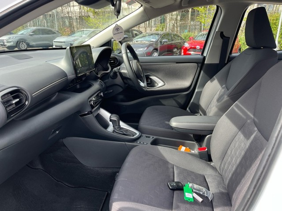 2025 Toyota Yaris - image 6