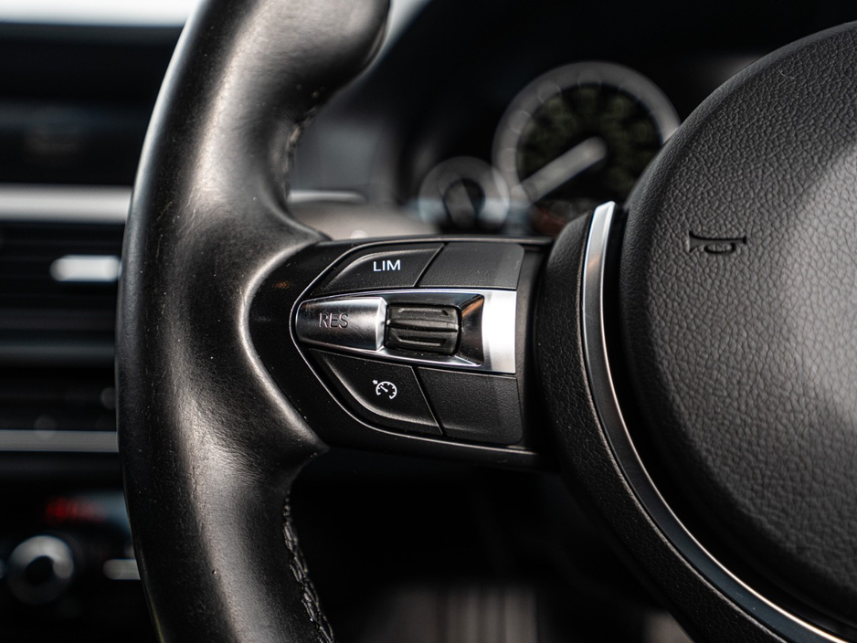 2016 BMW 5 Series - image 24