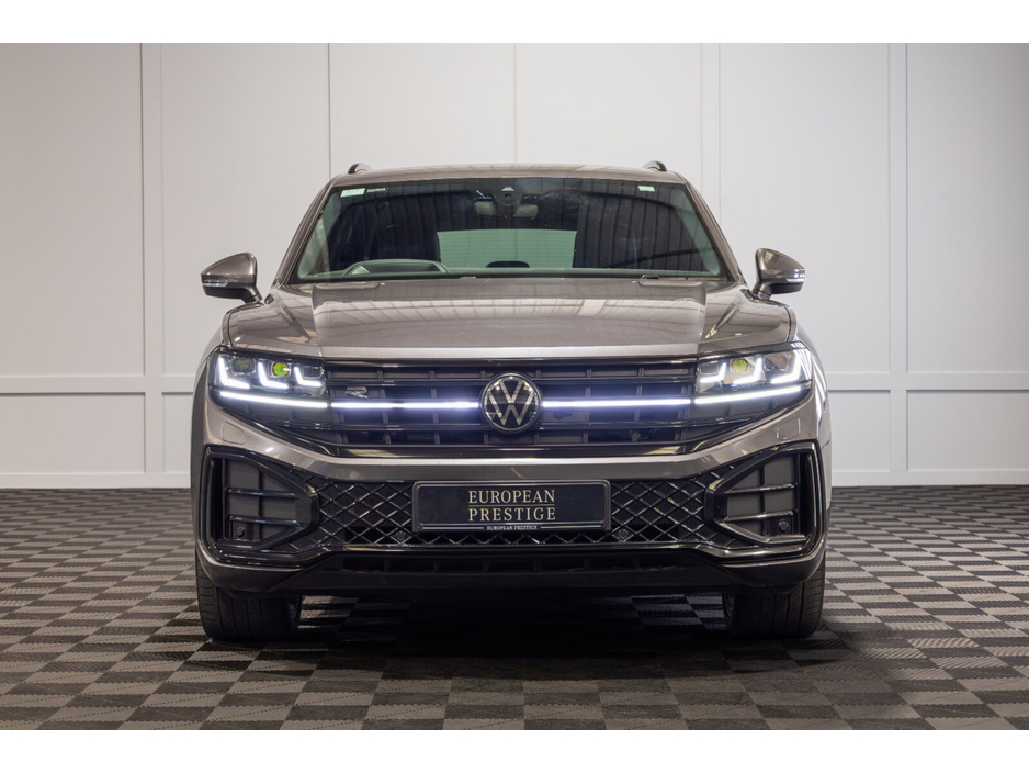 2025 Volkswagen Touareg - image 2