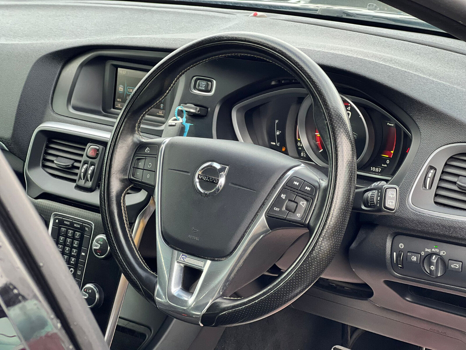 2017 Volvo V40 - image 8