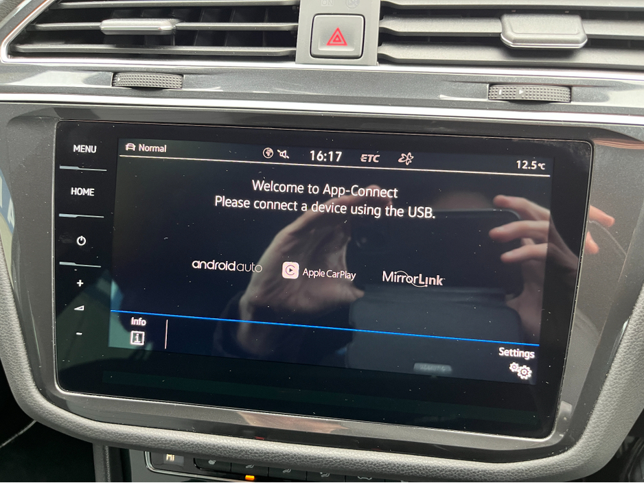 2020 Volkswagen Tiguan - image 25