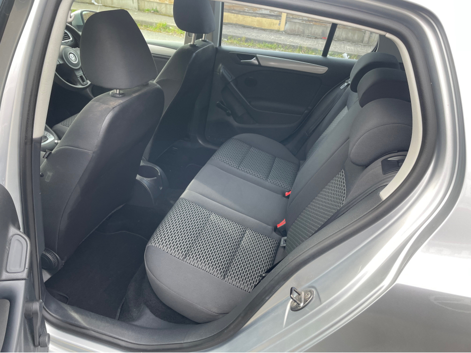 2010 Volkswagen Golf - image 12