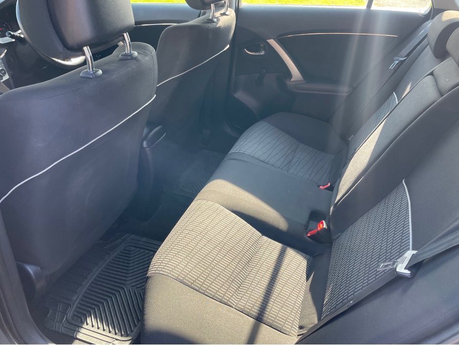 2013 Toyota Avensis - image 14