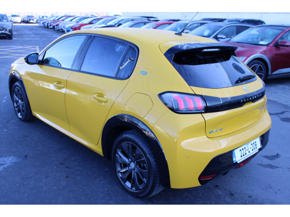 2022 Peugeot 208 - image 3