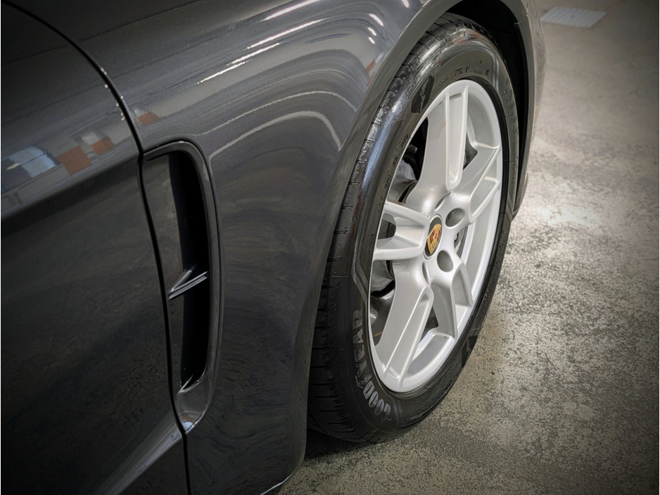 2018 Porsche Panamera - image 6