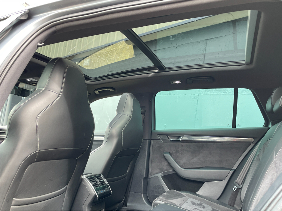 2018 Skoda Superb - image 15