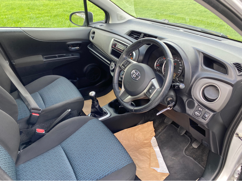 2012 Toyota Yaris - image 9