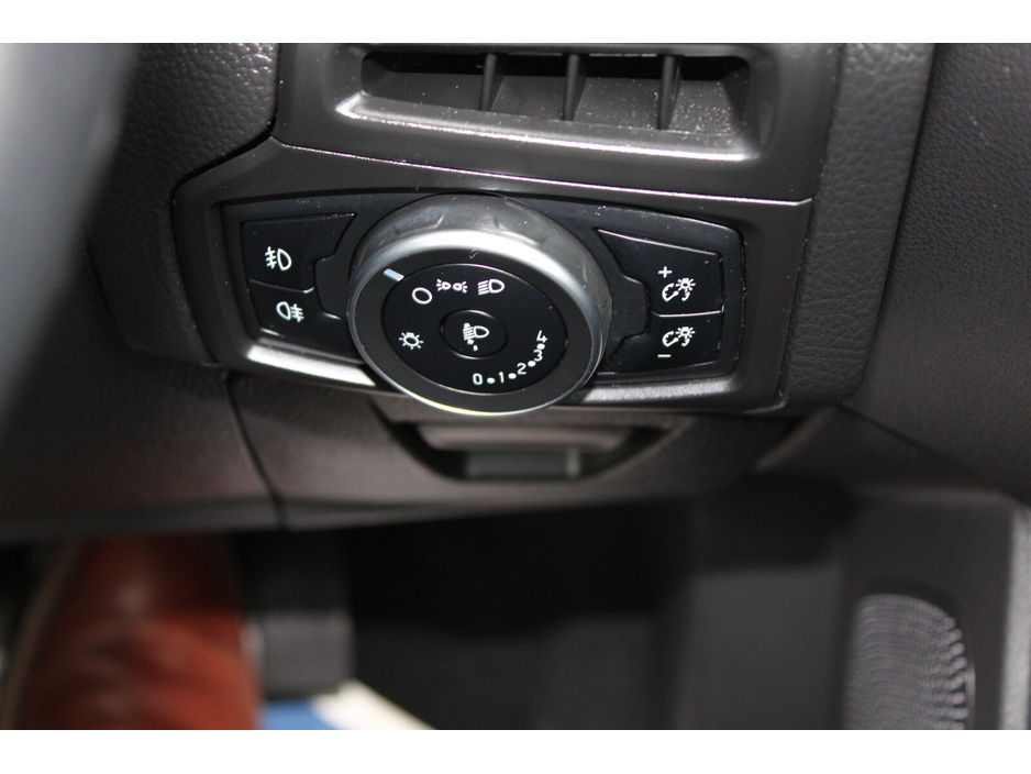 2018 Ford Focus - image 25