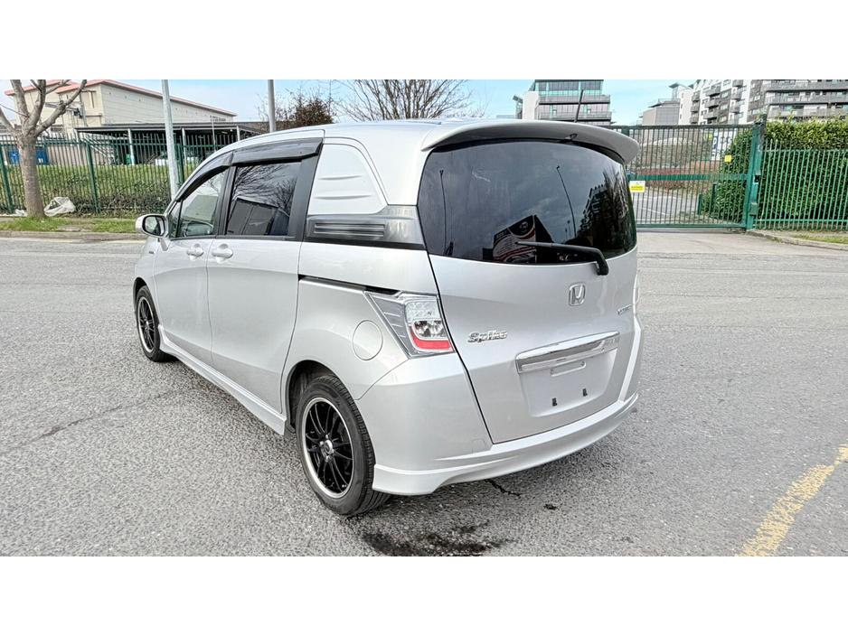 2013 Honda Freed - image 8
