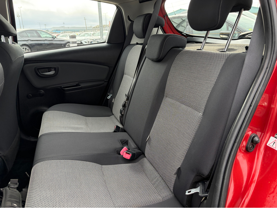 2015 Toyota Yaris - image 8