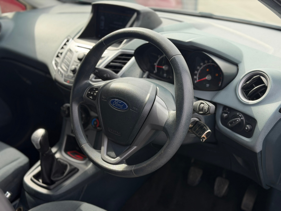 2011 Ford Fiesta - image 9