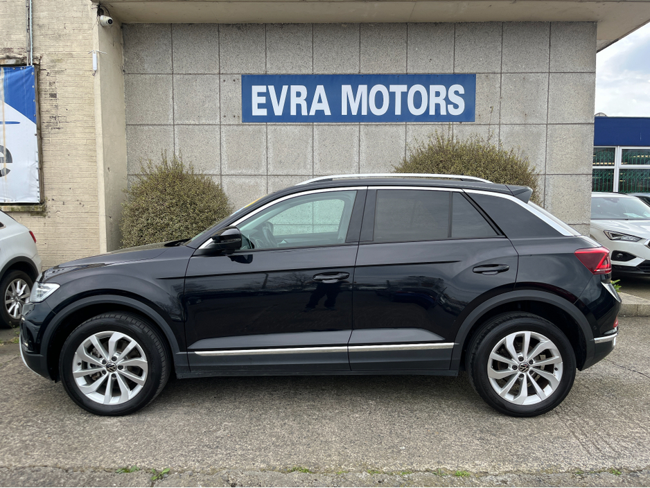 2023 Volkswagen T-Roc - image 6