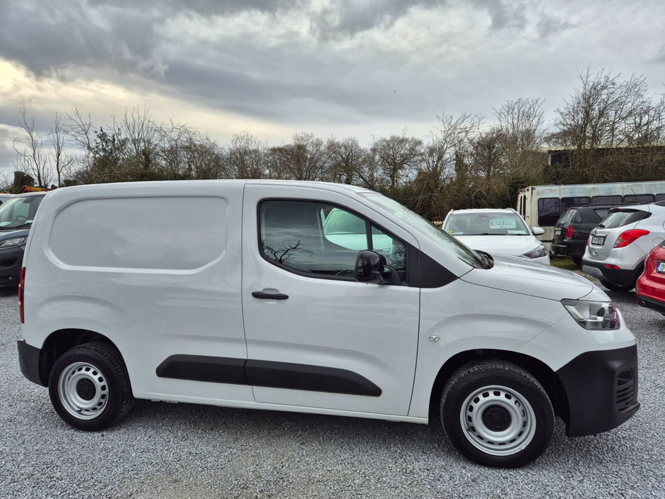 2023 Fiat Doblo - image 5