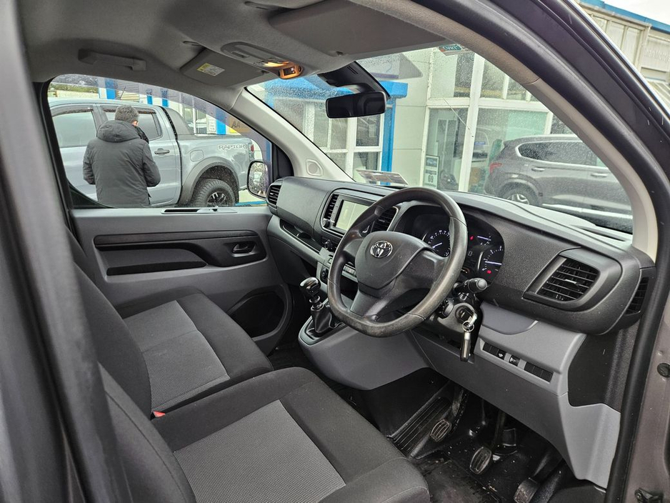 2022 Toyota Proace - image 2