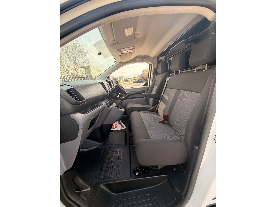 2022 Opel Vivaro - image 11