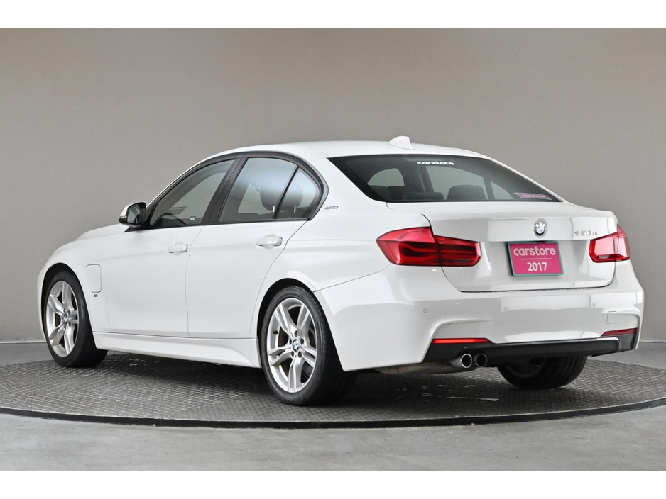 2017 BMW 3 Series - image 7