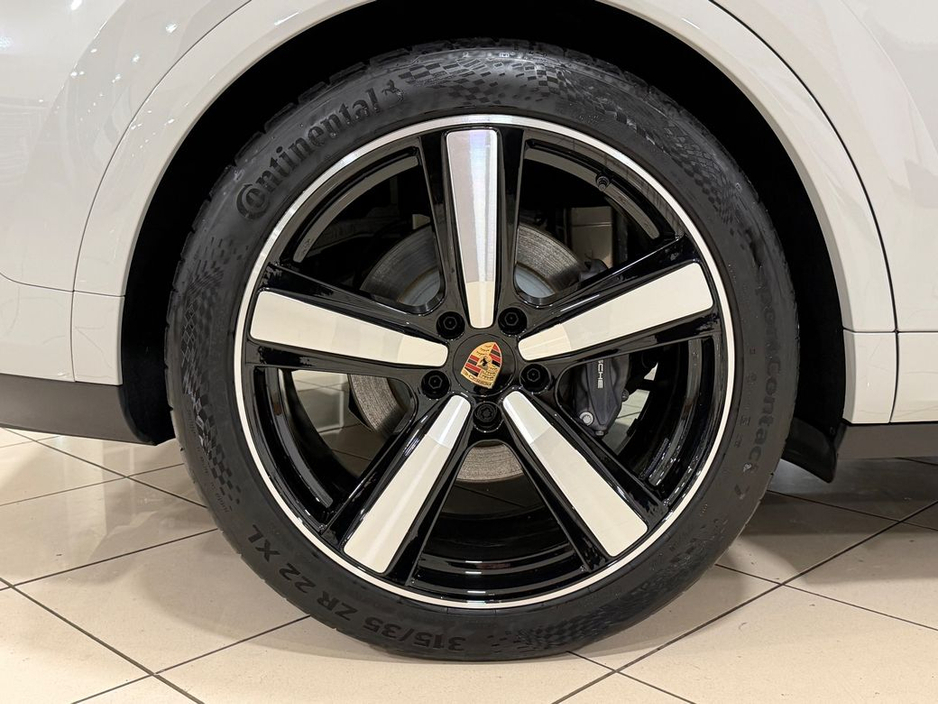 2025 Porsche Cayenne 3.0 V6 E-HYBRID=LOW MILES//HUGE SPEC//AS NEW=2 YEAR WARRANTY=TAILORED FINANCE PACKAGES AVAILABLE=TRADE IN'S WELCOME €114,995