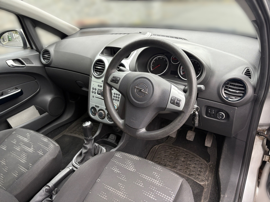 2011 Opel Corsa - image 14