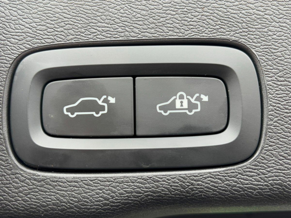 2023 Volvo XC60 BLONDE LEATHER PLUS BRIGHT T6 RECHARGE €45,995