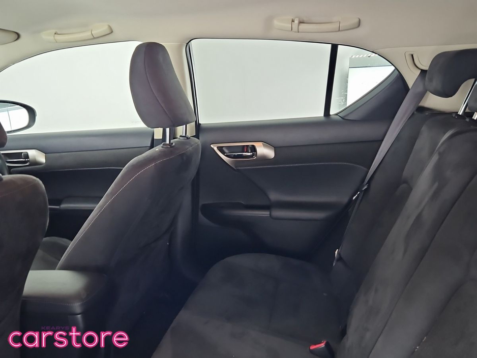 2016 Lexus CT 200 h - image 13