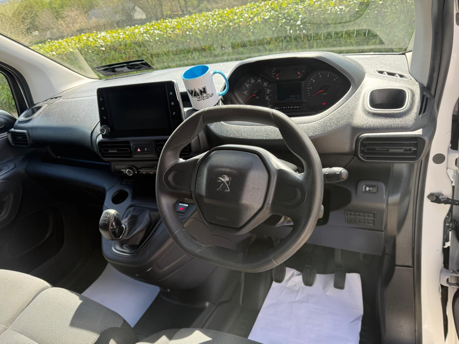 2020 Peugeot Partner - image 14