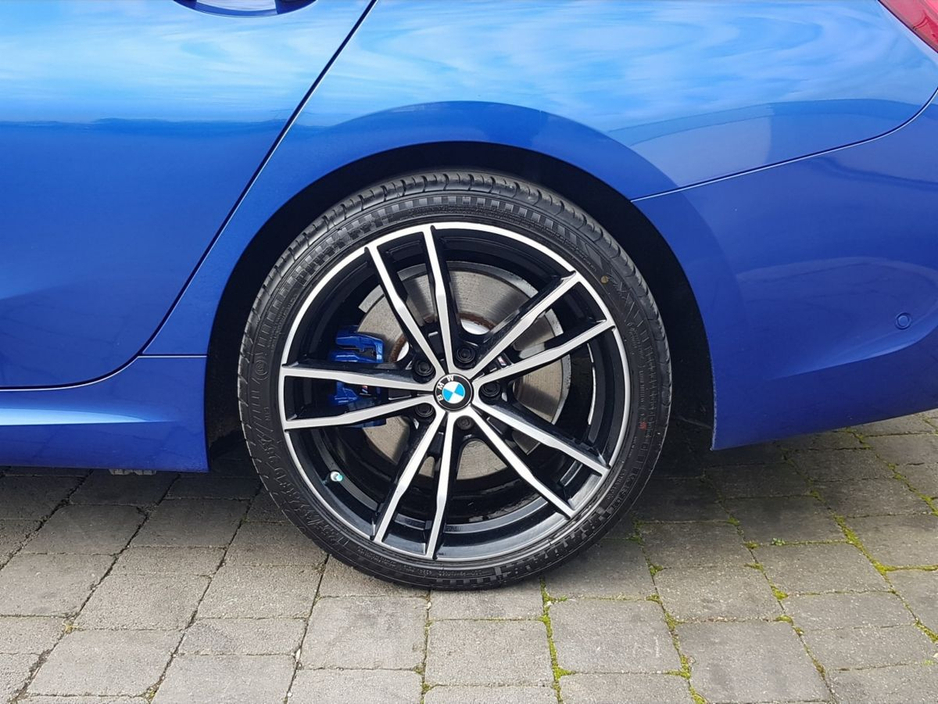 2021 BMW 3 Series - image 12