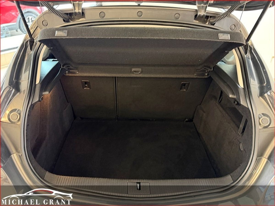 2015 Opel Astra - image 19