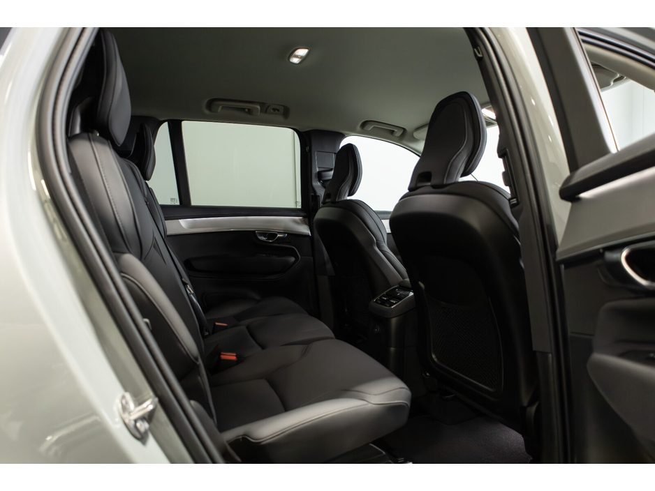 2025 Volvo XC90 - image 12