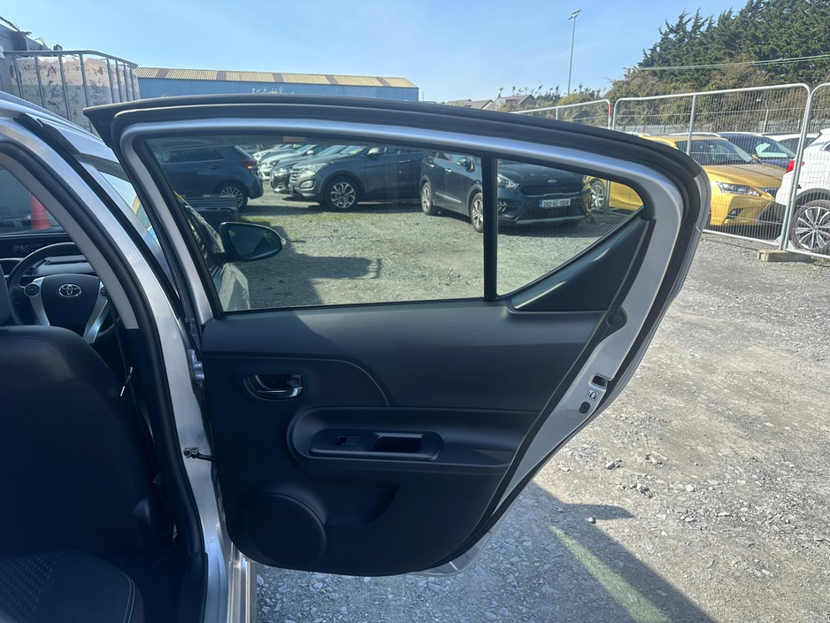 2015 Toyota Aqua - image 13