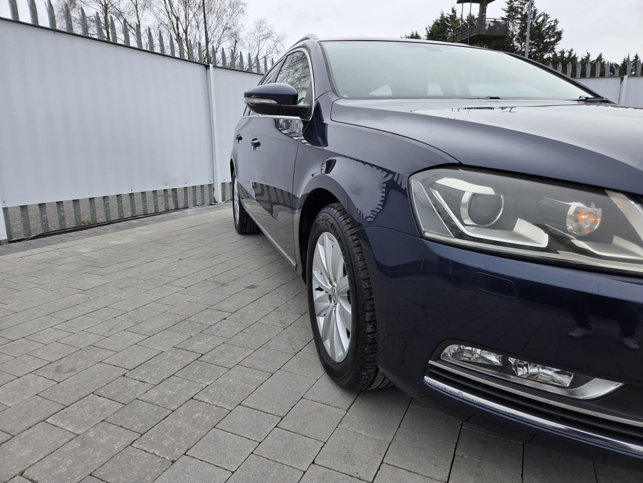 2011 Volkswagen Passat - image 2