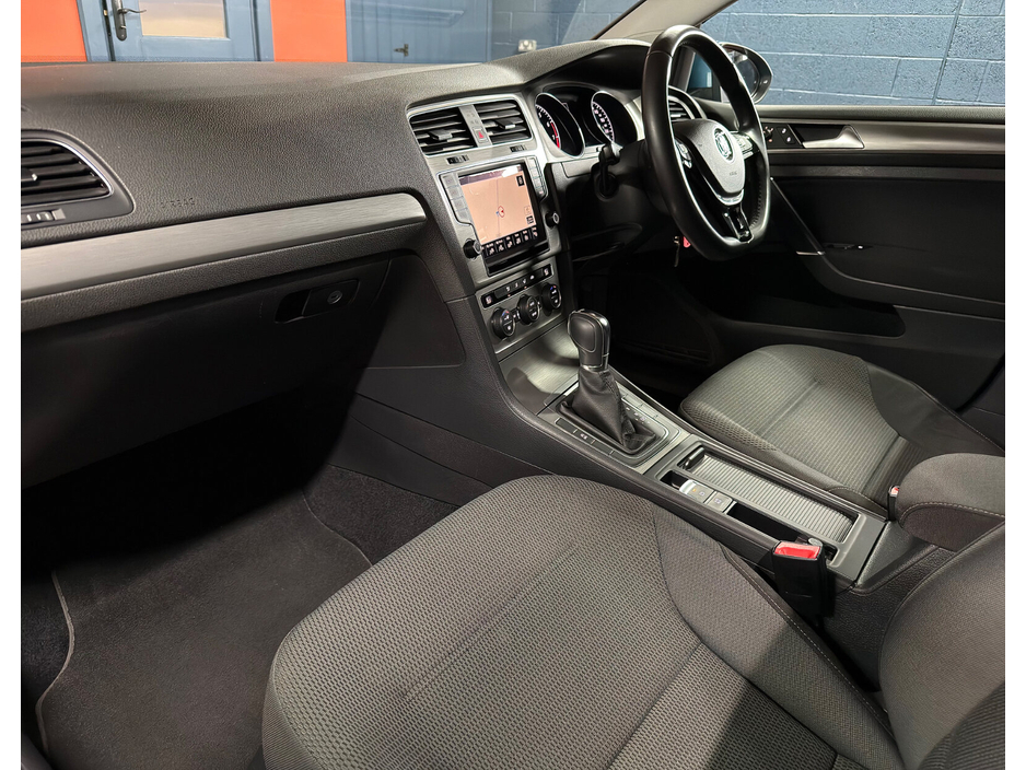 2014 Volkswagen Golf - image 27