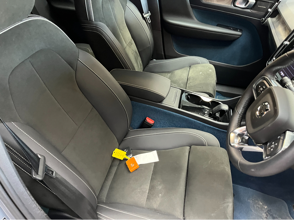 2022 Volvo XC40 - image 10