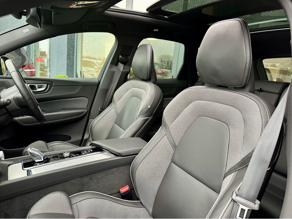 2025 Volvo XC60 AWD T6 TOP SPEC