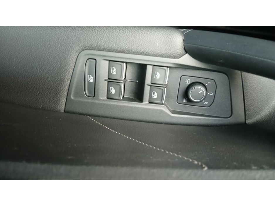 2023 Volkswagen Tiguan - image 10