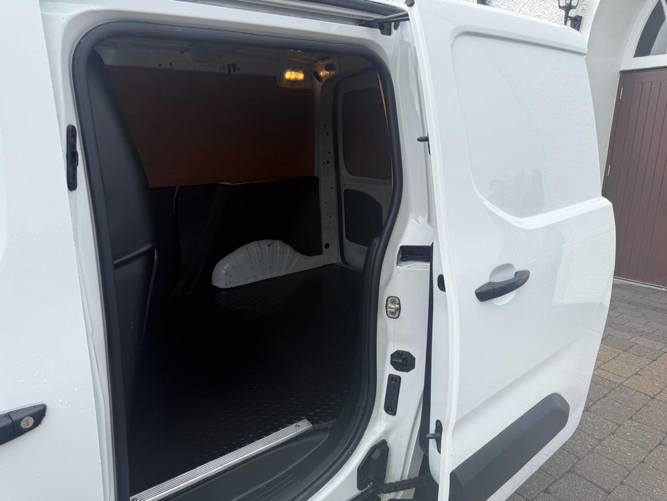 2022 Peugeot Partner - image 16