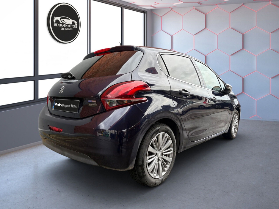 2017 Peugeot 208 - image 5