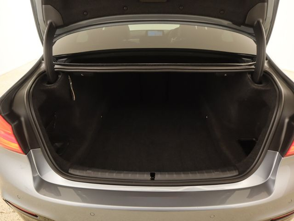 2019 BMW 5 Series - image 16