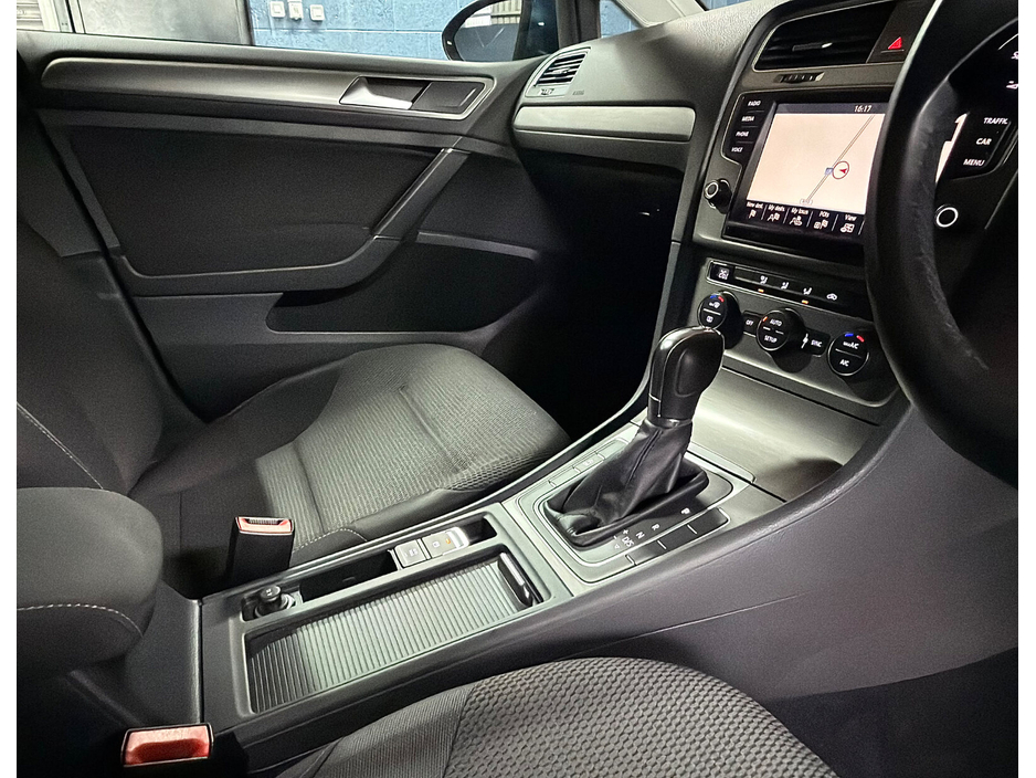 2014 Volkswagen Golf - image 26