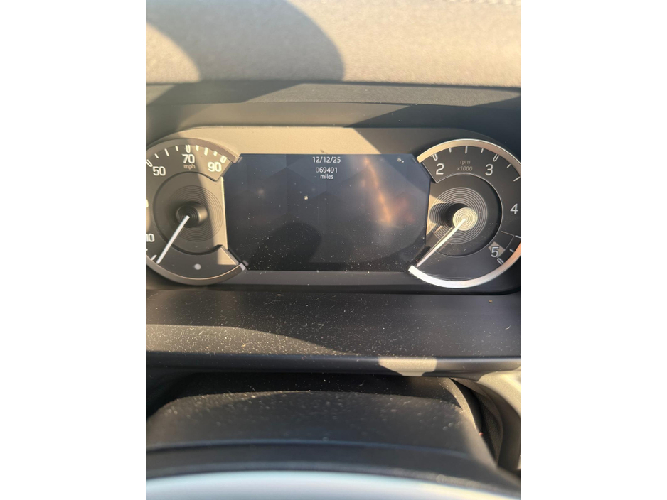 2022 Land Rover Defender - image 9