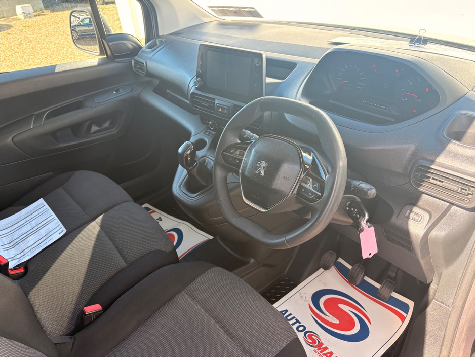 2019 Peugeot Partner - image 13