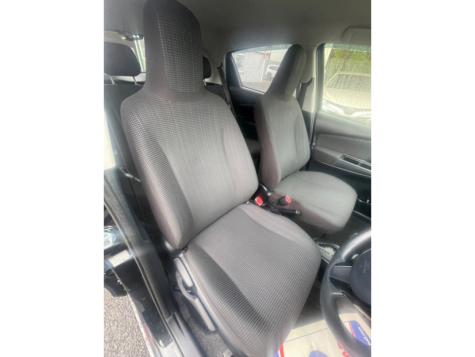 2017 Toyota Yaris - image 12